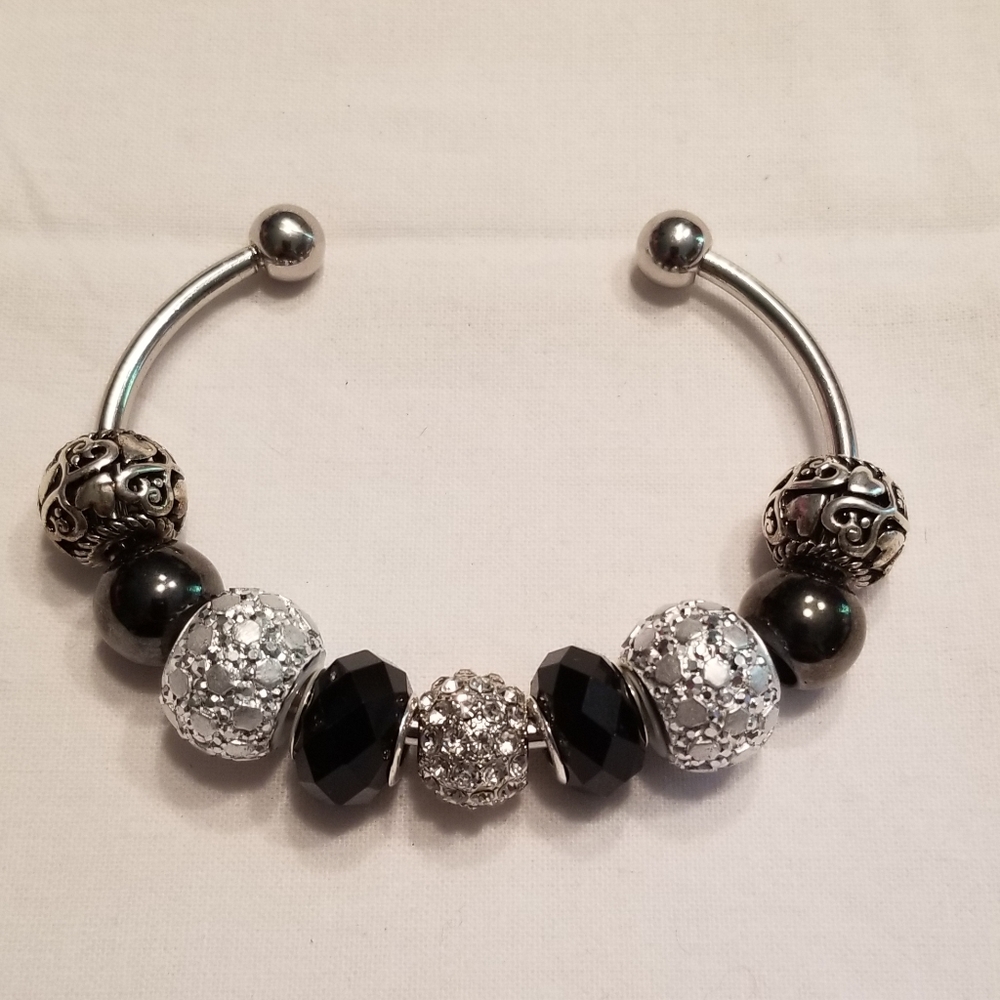 🎉HP!! 🖤 Classy black and white bangle bracelet